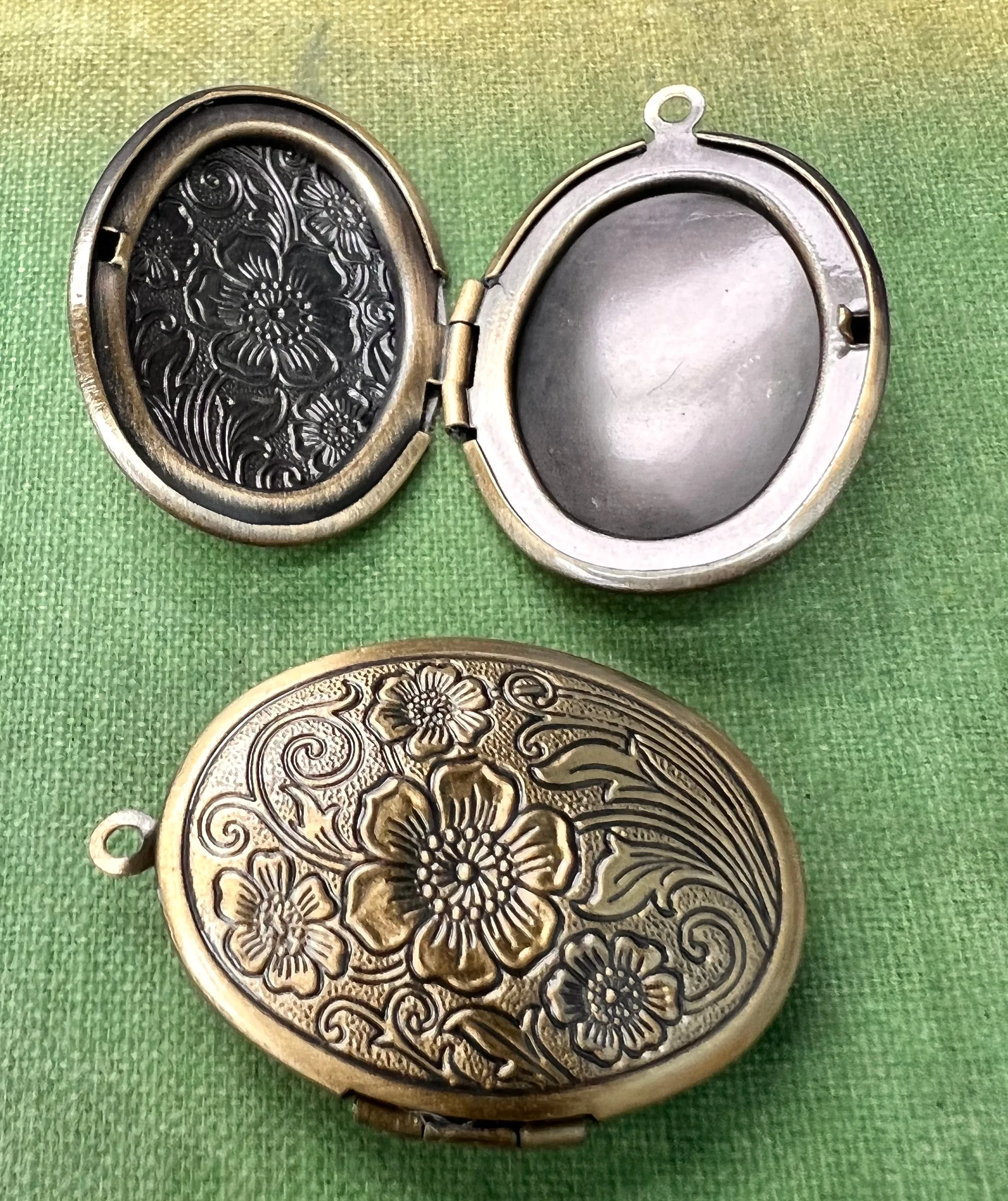 Floral Embossed 3cm Bronze Tone Locket