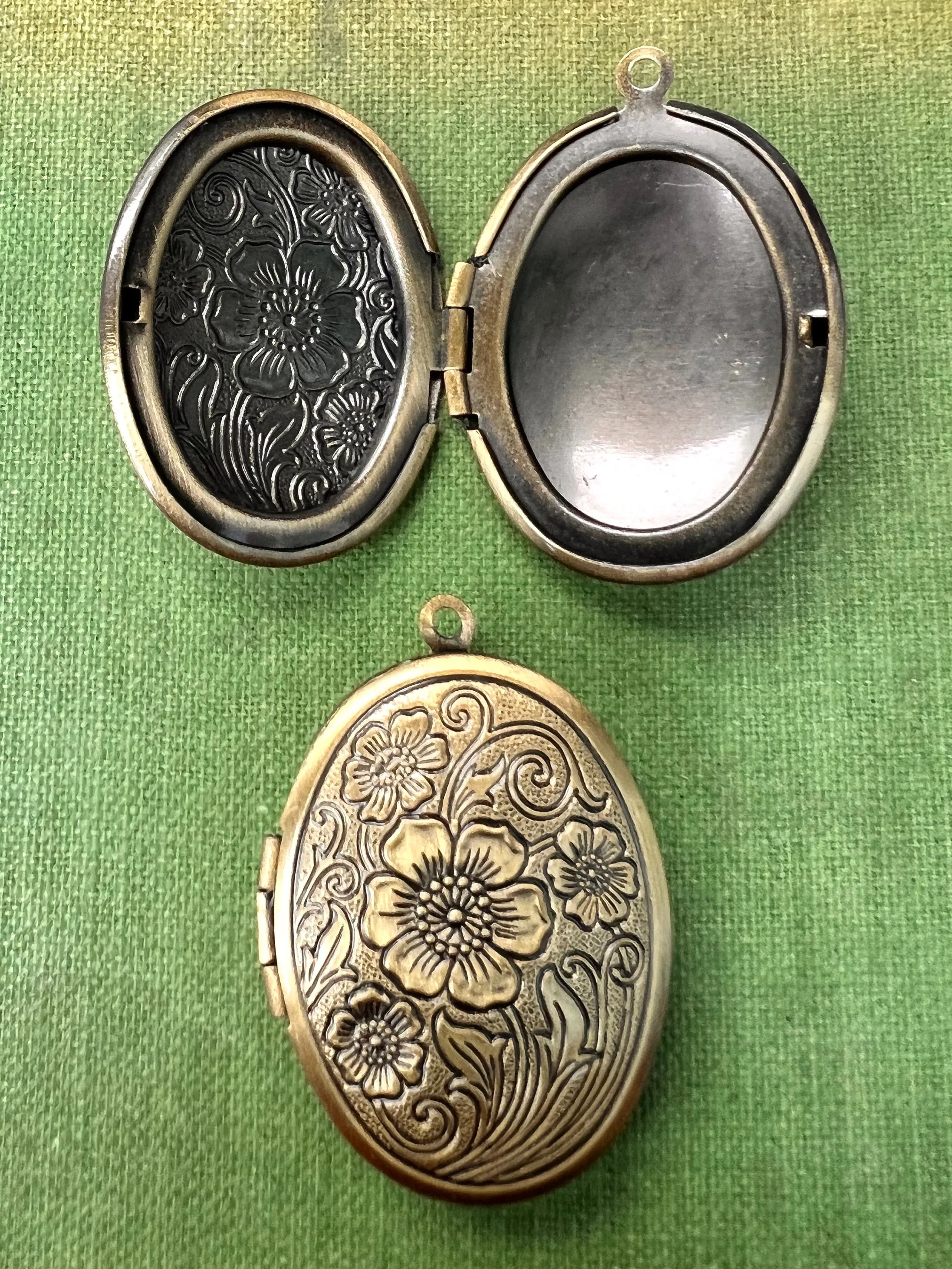 Floral Embossed 3cm Bronze Tone Locket