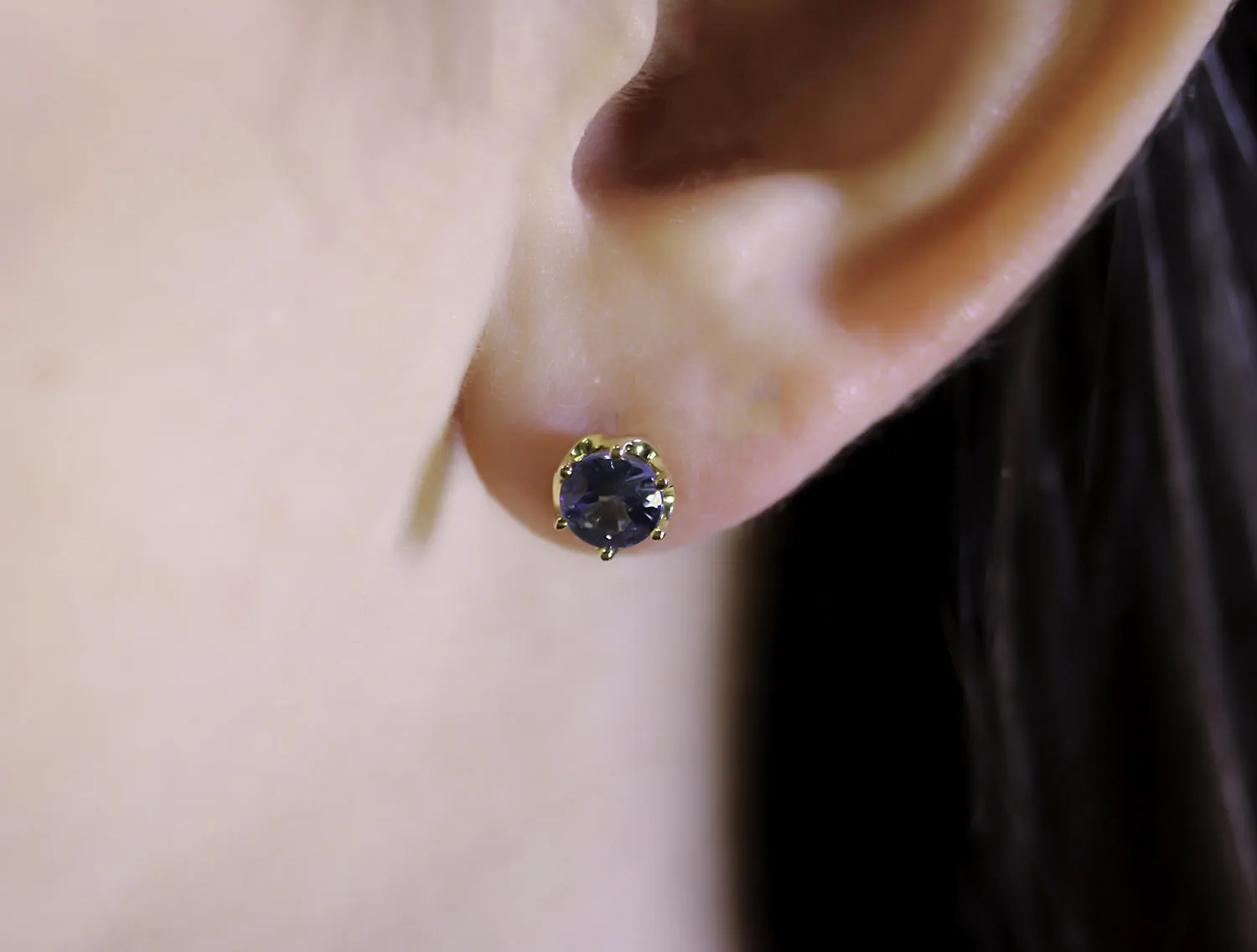 Sapphire Stud Earrings in 18K Yellow Gold